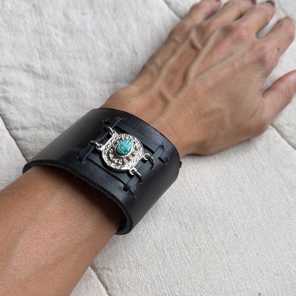 🎭 NEW 🎭 Black Leather Wearable with Silver and Turquoise Accent Scarabei Charm - Picture 2 of 6